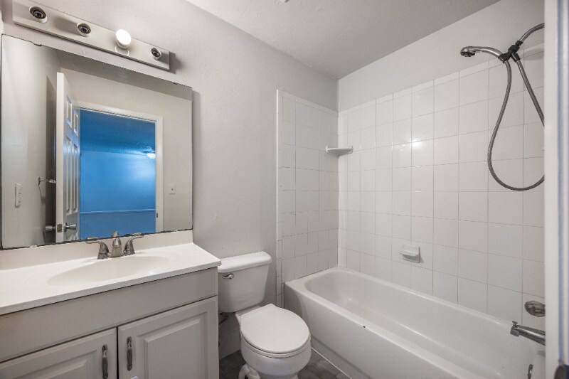 Building Photo - 914 SW 8th Ave