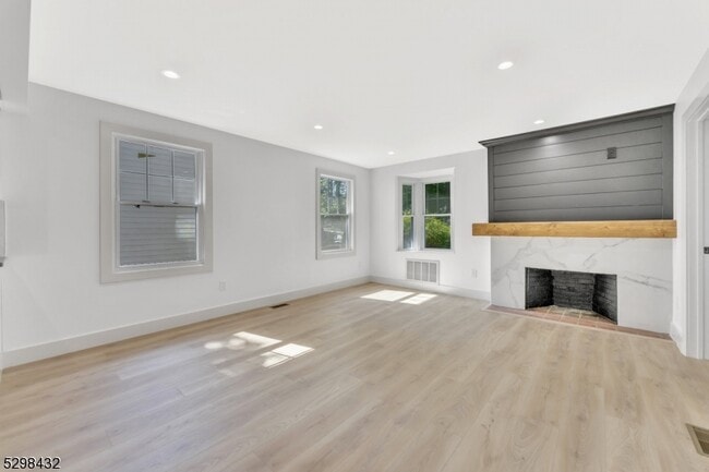 Building Photo - 317 Montclair Ave