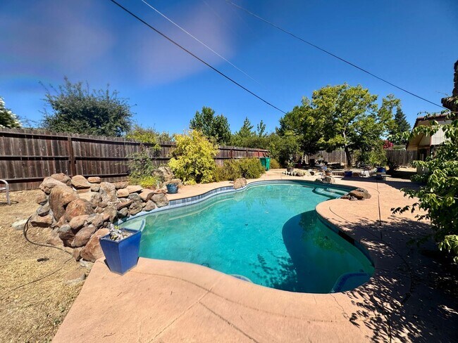 Building Photo - 2555 Westridge Dr