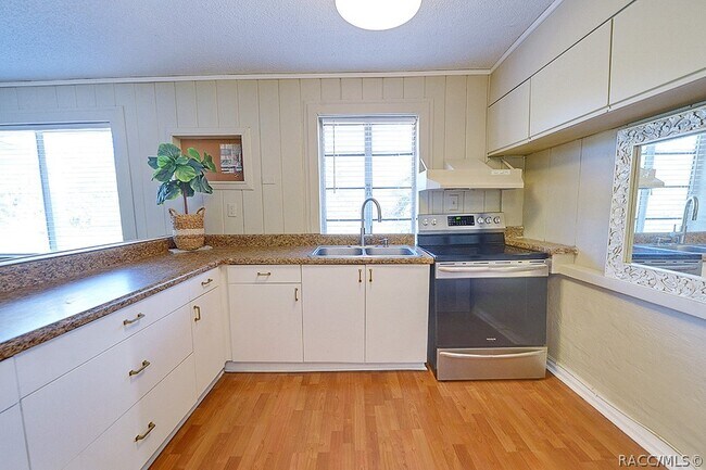 Building Photo - 323 Ella Ave