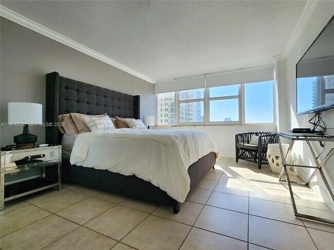 Building Photo - 2030 S Ocean Dr