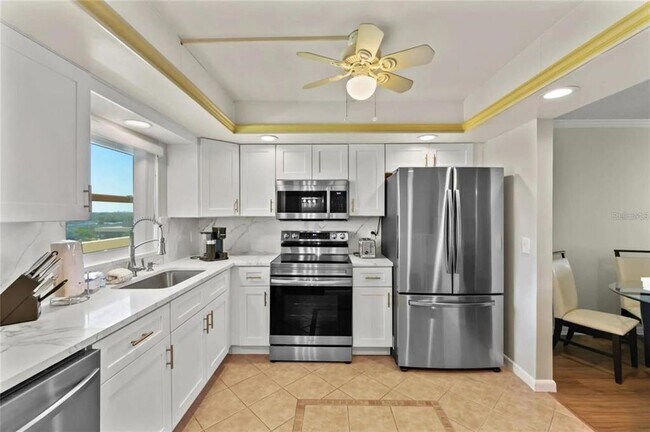 Building Photo - 4550 Cove Cir