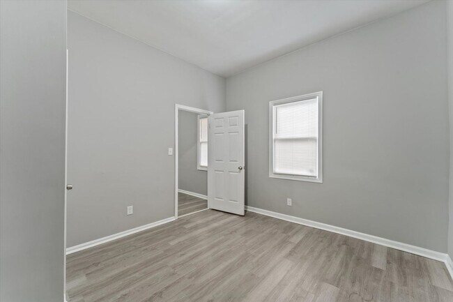 Building Photo - 816-816 W 38th St