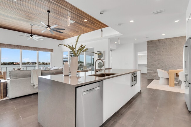 Building Photo - 905 Bay Point Dr