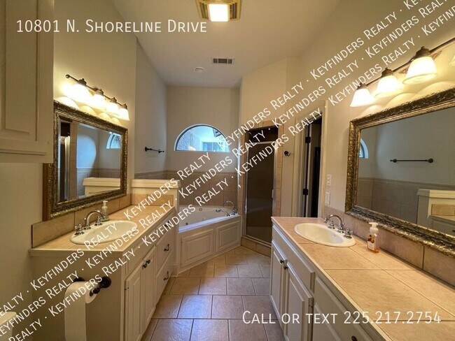 Building Photo - 10801 N Shoreline Ave