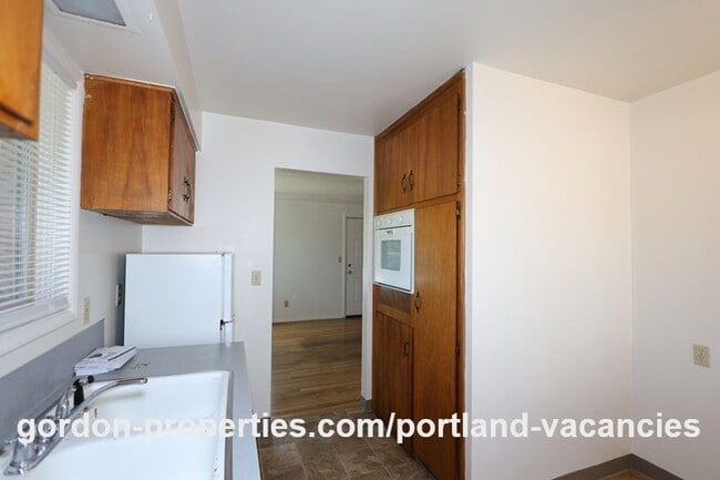 Building Photo - NE 65th Ave - End unit 1 bedroom apartment