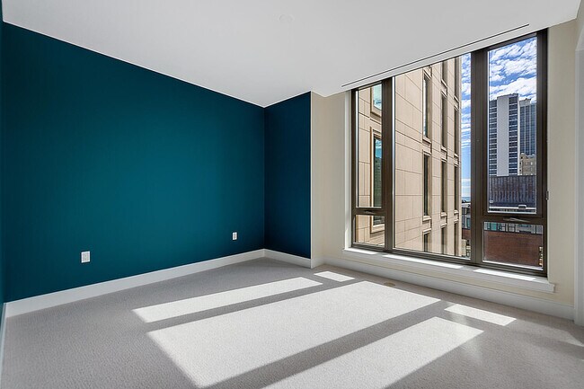 Building Photo - 1550 N Clark St