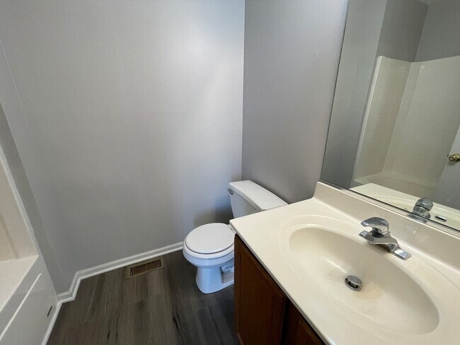 Building Photo - 1624 Fieldstone Dr N