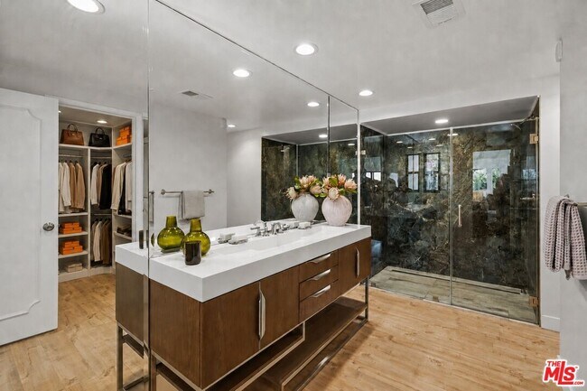 Building Photo - 8416 Skyline Dr