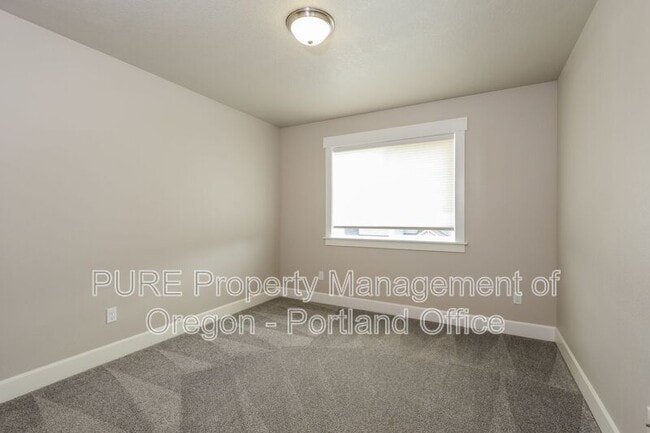 Building Photo - 215 NE Regan Hill Loop