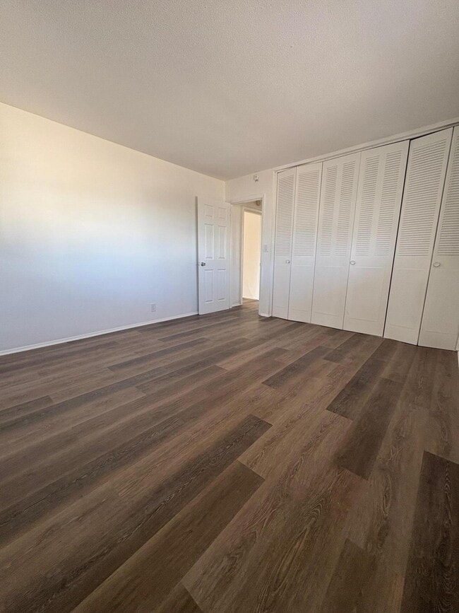 Building Photo - 1150 E Sample Rd