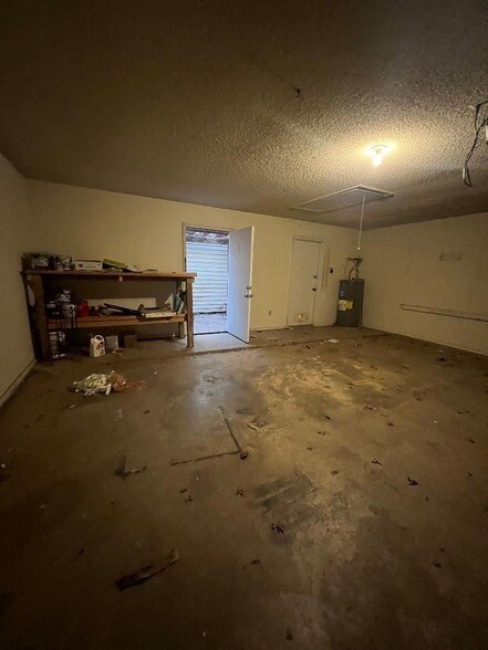 Building Photo - 8639 Knoxville Dr