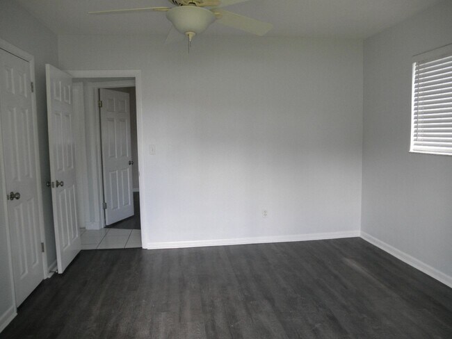 Building Photo - 1154 W Camino Real