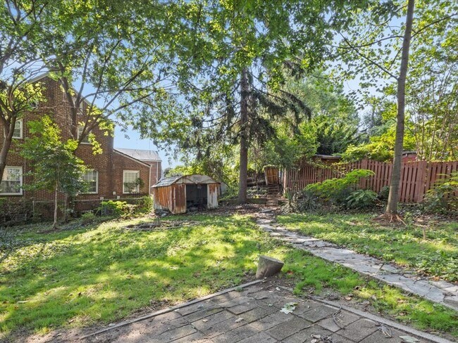Building Photo - Vintage home with Modern finishes and fenc...