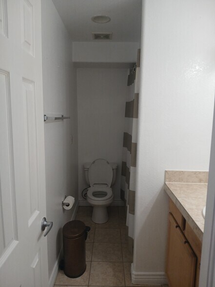 Building Photo - 1833 N Williams St