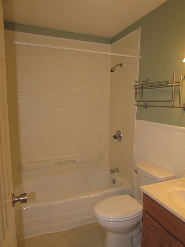 Building Photo - 3 BEDROOM | 1 BATH | SOUTH | DETACHED GARAGE