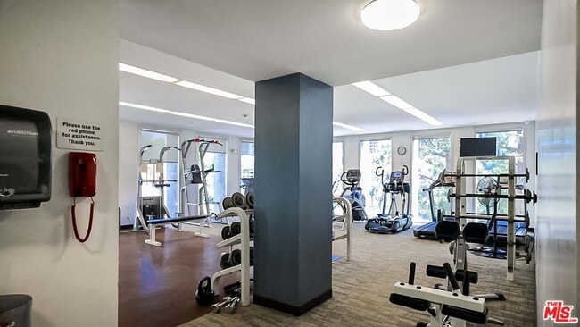 Building Photo - 800 W 1st St