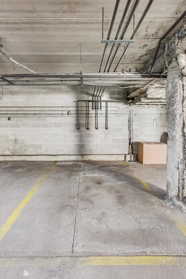 Building Photo - 814 W Hubbard St