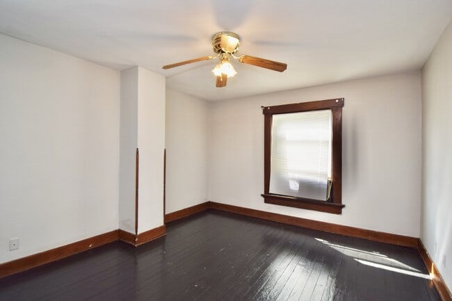 Building Photo - 23 E Parkwood Dr