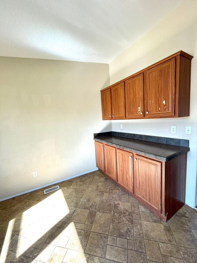 Building Photo - 3 Bedroom 2 Bathroom Home Close To The Nat...