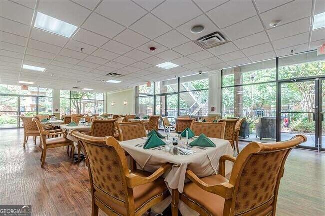 Building Photo - 300 Johnson Ferry Rd