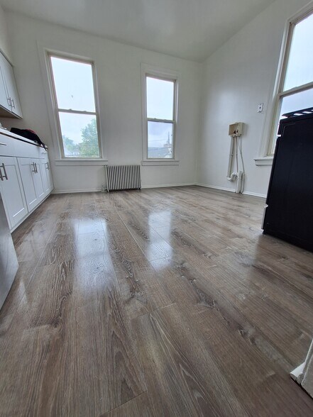 Primary Photo - 98 Main St