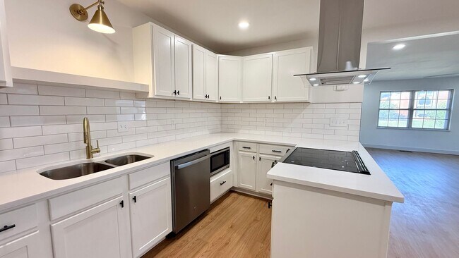 Primary Photo - Fully Remodeled Home Near Penn and NW Expr...