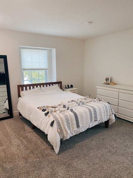 Master bed-1 - 1131 NE Oak Tree Dr
