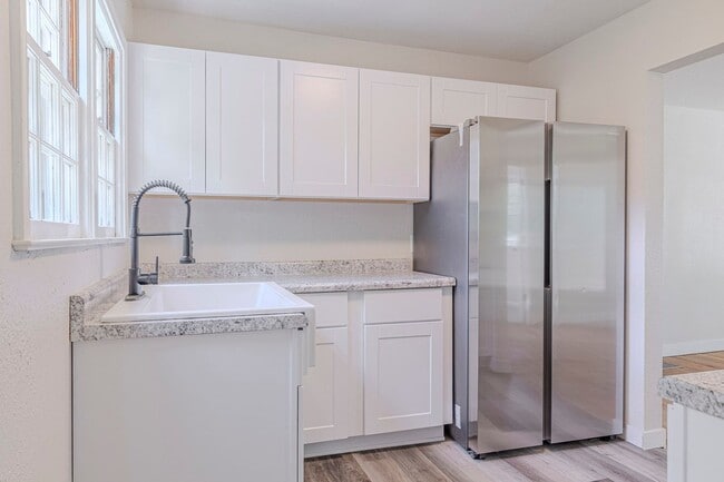 Building Photo - Spacious home for rent!