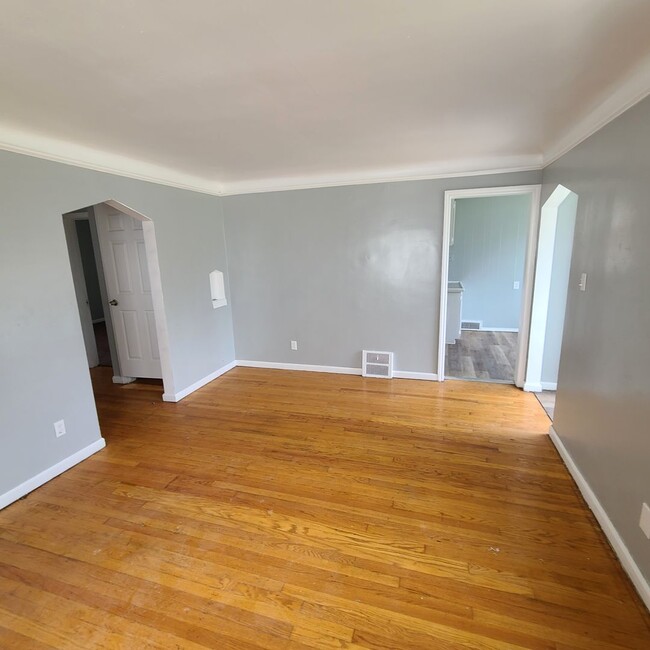 Building Photo - 3 bedroom 1 bath house for lease.  Section...