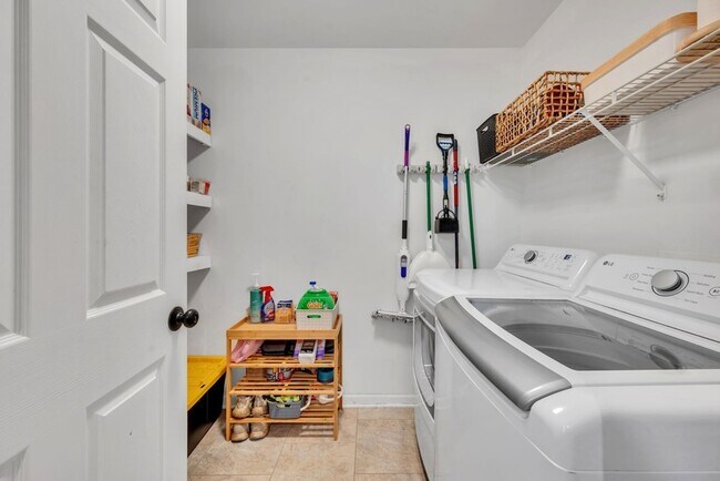Building Photo - 2029 Sunday Silence Dr