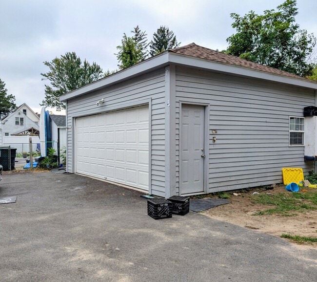 Building Photo - 126 Prentice St
