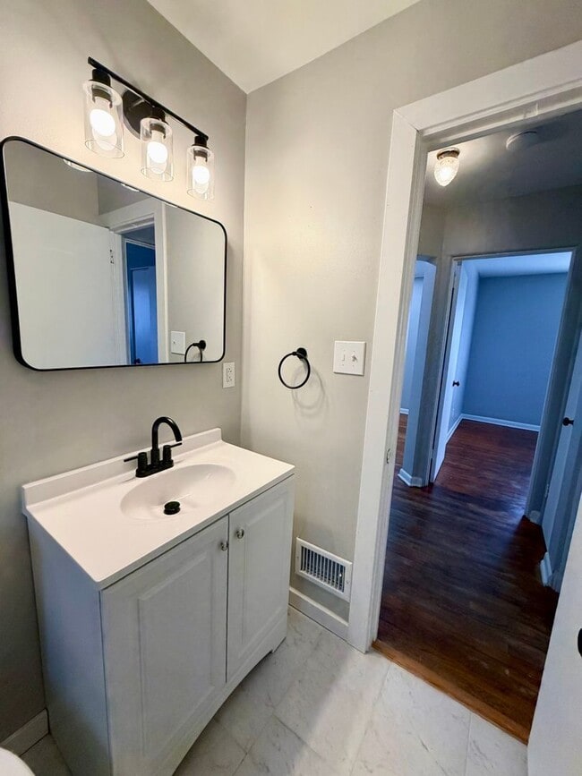 Building Photo - 630 Dornbush St