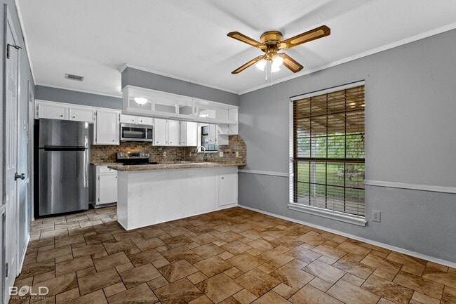 Building Photo - Check Out This 3 Bedroom 2 Bath Close to B...