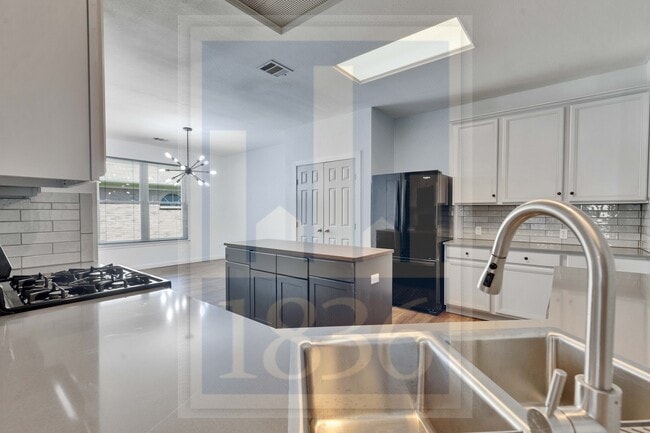 Building Photo - 1204 Thackeray Ln