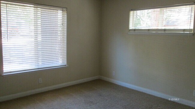 Building Photo - 3 bedroom Rental with garage