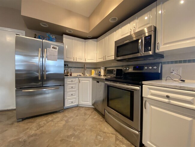 Building Photo - 333 Monroe St