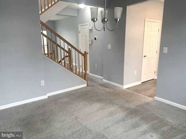 Building Photo - Beautiful 3bd 2/2bth duplex with attached ...