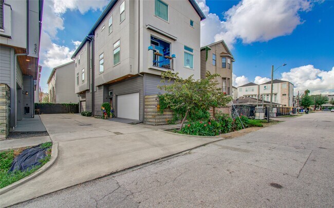 Building Photo - 4311 Marina St