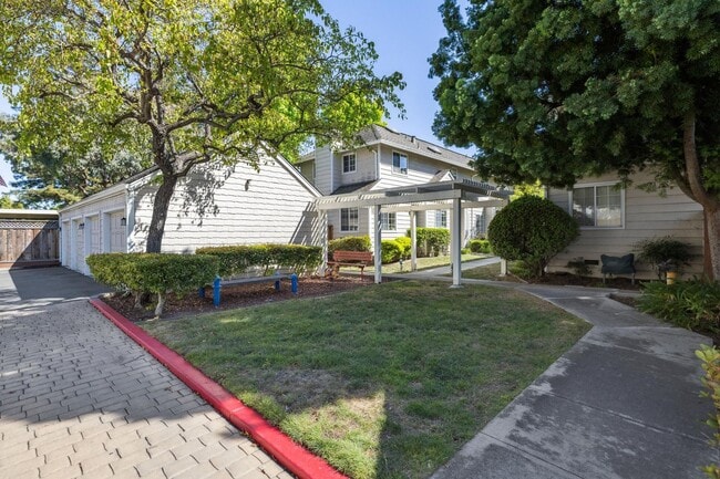 Building Photo - Delightful 3/3bth End-Unit Townhouse in Ce...