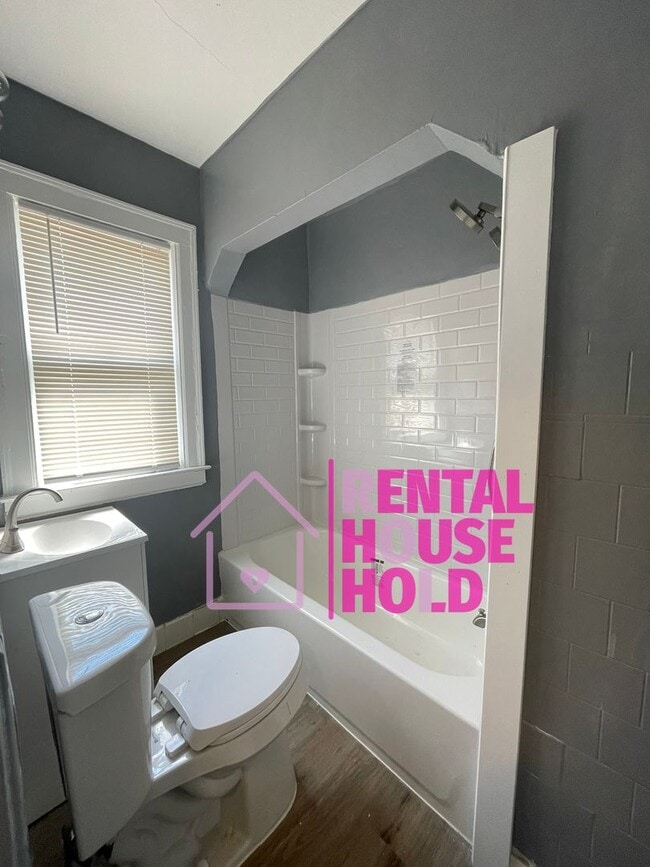Building Photo - 3 Bedroom 1 Bath Single Family Home Locate...