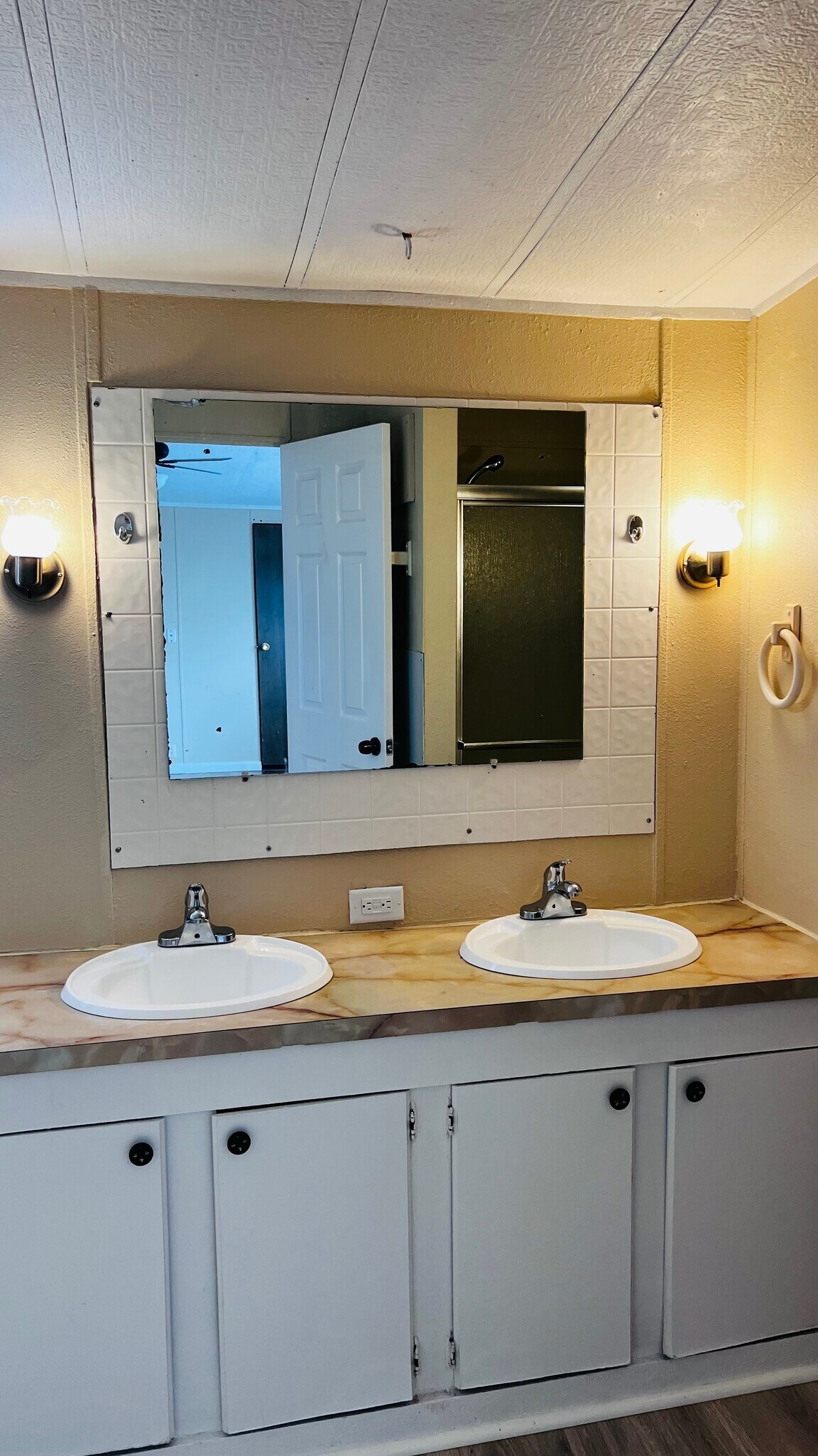 Building Photo - 1982 US-441