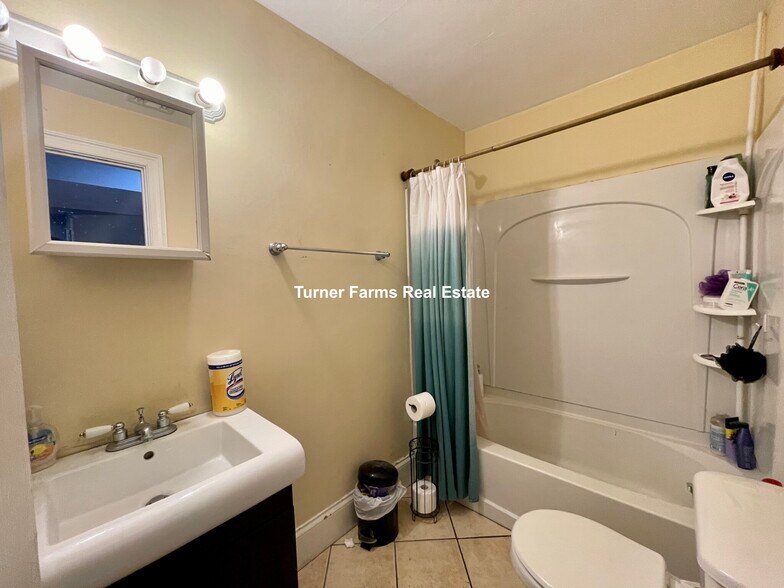 Building Photo - 731 Parker St