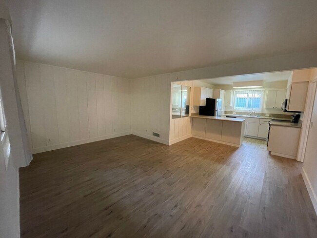 Building Photo - 1 Bedroom Just Blocks From the Ocean