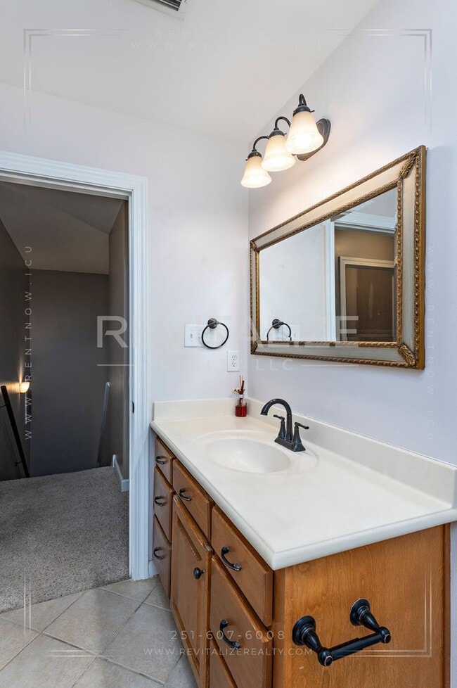 Building Photo - 3 Bed 2.5 Bath Townhome in West Mobile