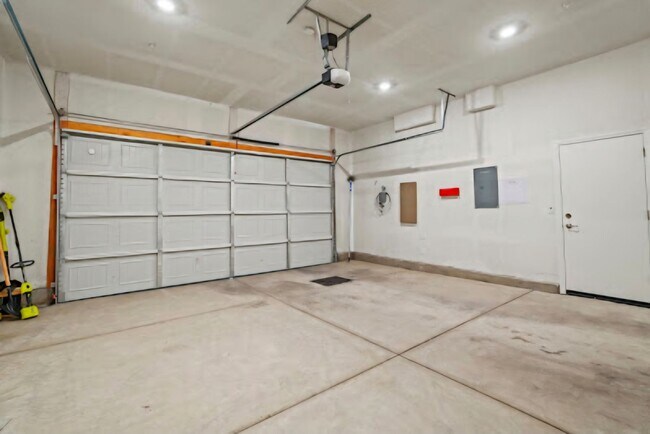 Building Photo - Gorgeous 4 bedroom 3 bath in Northlake