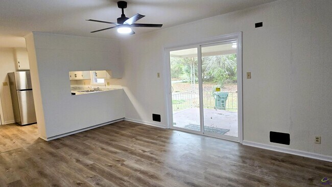 Building Photo - 4035 Meadowbrook Dr