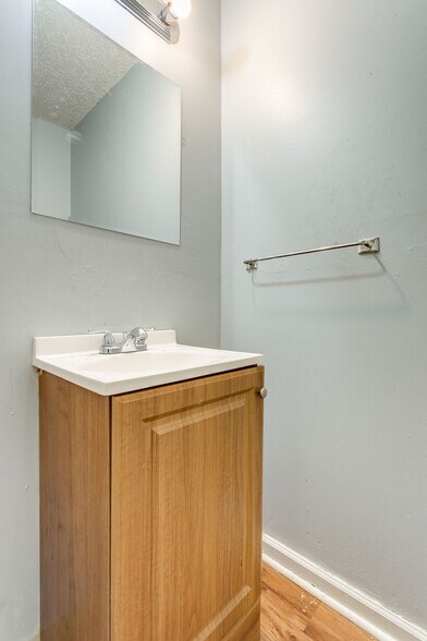 Building Photo - 2428 Woodale Ln