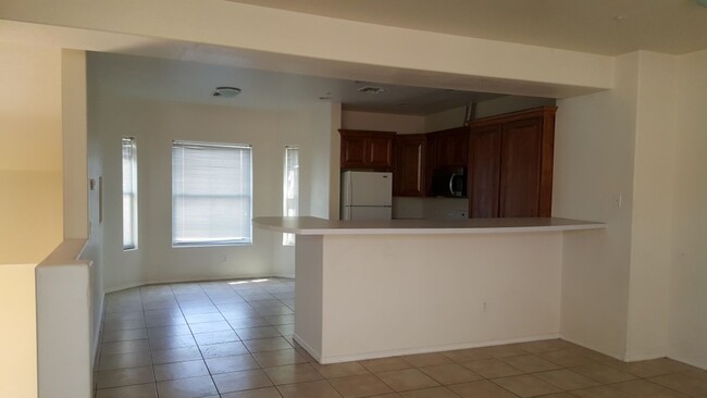 Building Photo - SPACIOUS TEMPE TOWNHOME!