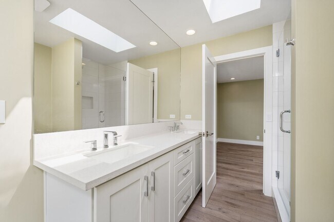 Building Photo - REMODELED 4 BD/3.5 BA RANCH STYLE HOME IN DOVER SHORES